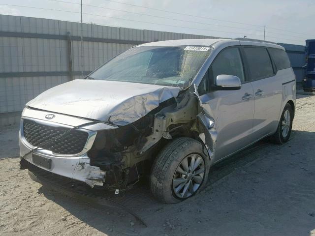 KNDMB5C14H6252727 - 2017 KIA SEDONA LX SILVER photo 2