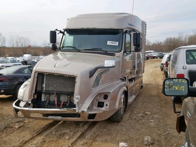 4V4NC9EJ9DN144999 - 2013 VOLVO VN VNL GOLD photo 2