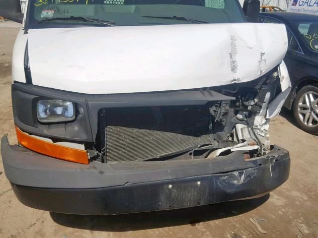 1GTHG39U441218223 - 2004 GMC SAVANA G35 WHITE photo 9