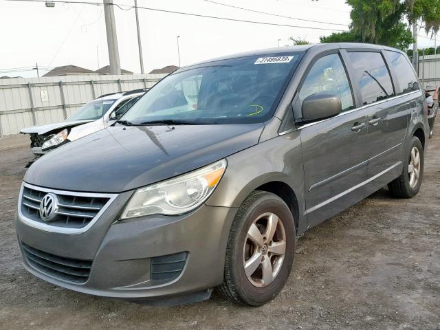 2V4RW3D14AR202282 - 2010 VOLKSWAGEN ROUTAN SE GRAY photo 2