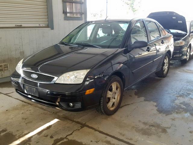 1FAFP34NX6W183108 - 2006 FORD FOCUS ZX4 BLACK photo 2