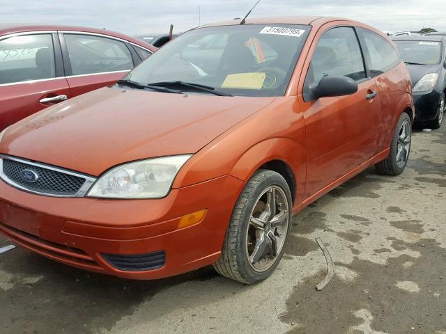 3FAFP31N25R155339 - 2005 FORD FOCUS ZX3 ORANGE photo 2