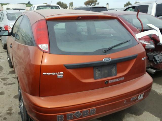 3FAFP31N25R155339 - 2005 FORD FOCUS ZX3 ORANGE photo 3