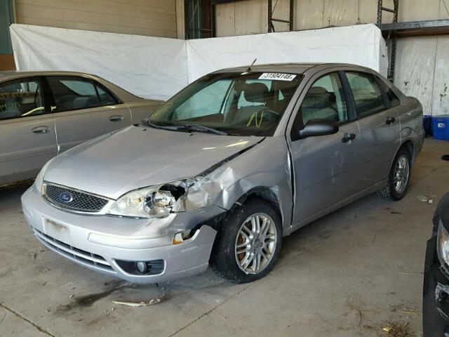 1FAHP34N56W178343 - 2006 FORD FOCUS ZX4 SILVER photo 2