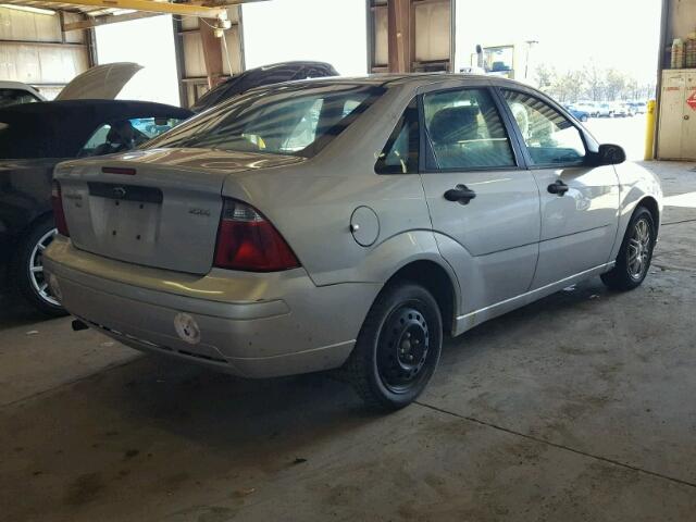 1FAHP34N56W178343 - 2006 FORD FOCUS ZX4 SILVER photo 4