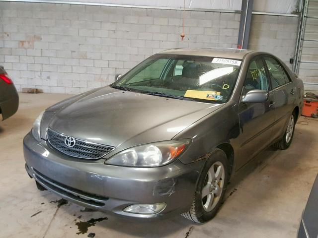 4T1BE32K52U637614 - 2002 TOYOTA CAMRY LE GRAY photo 2