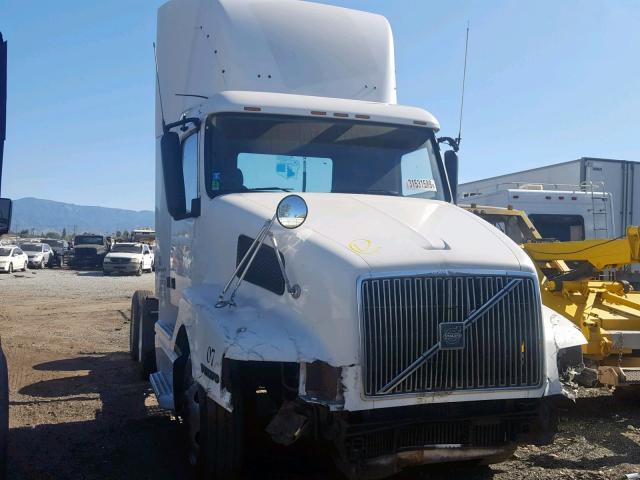 4V4ND2JFXYN254956 - 2000 VOLVO VN WHITE photo 1