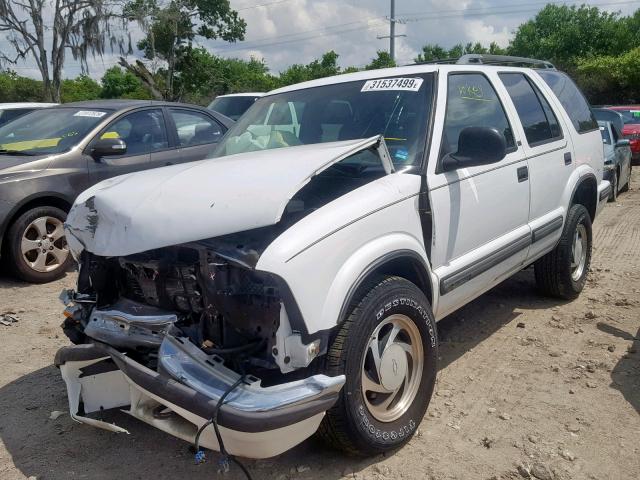 1GNDT13W8W2144334 - 1998 CHEVROLET BLAZER WHITE photo 2