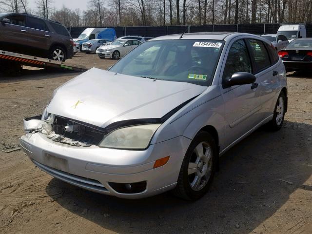 3FAFP37N35R106450 - 2005 FORD FOCUS ZX5 SILVER photo 2