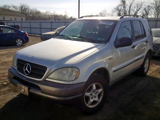 4JGAB54E5XA145150 - 1999 MERCEDES-BENZ ML 320 SILVER photo 2