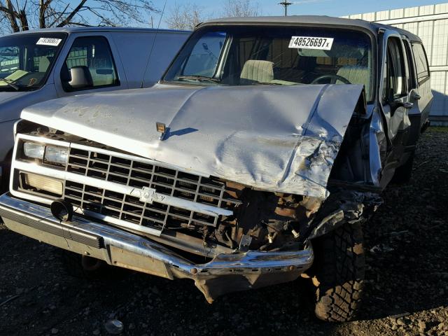 1GNGV26K91F114771 - 1990 CHEVROLET SUBURBAN V SILVER photo 2