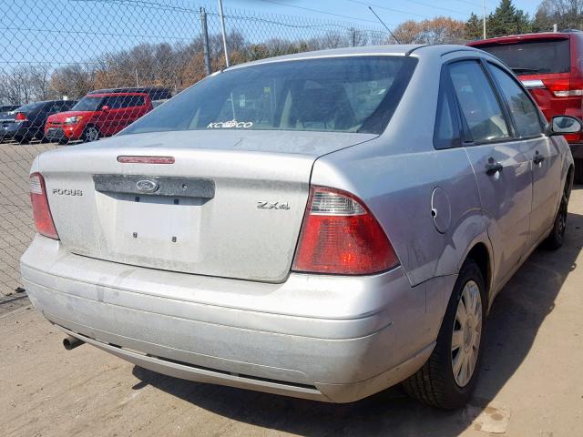 1FAFP34N15W301240 - 2005 FORD FOCUS ZX4 SILVER photo 4