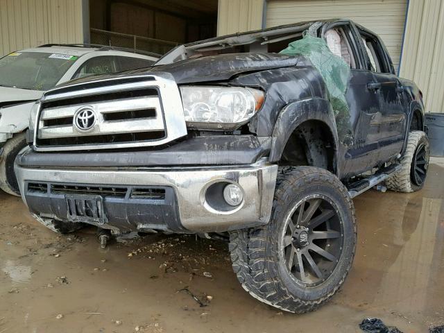 5TFDW5F14DX290771 - 2013 TOYOTA TUNDRA CRE GRAY photo 2