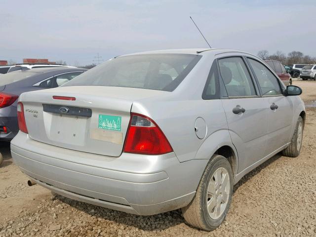 1FAHP34N87W282388 - 2007 FORD FOCUS ZX4 SILVER photo 4