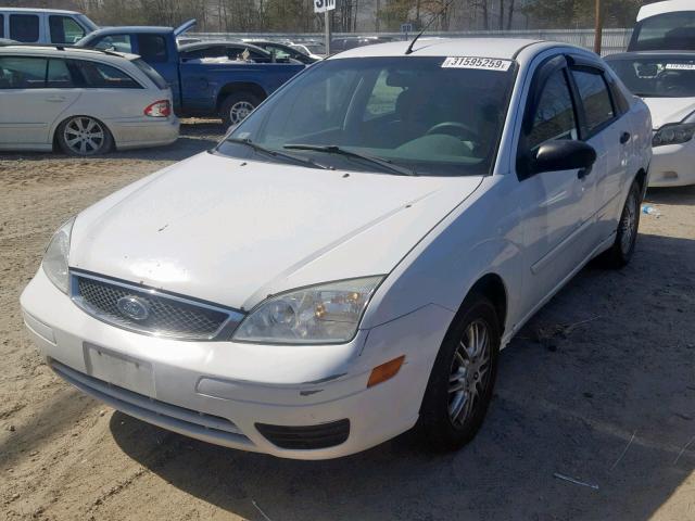 1FAFP34N85W117008 - 2005 FORD FOCUS ZX4 WHITE photo 2