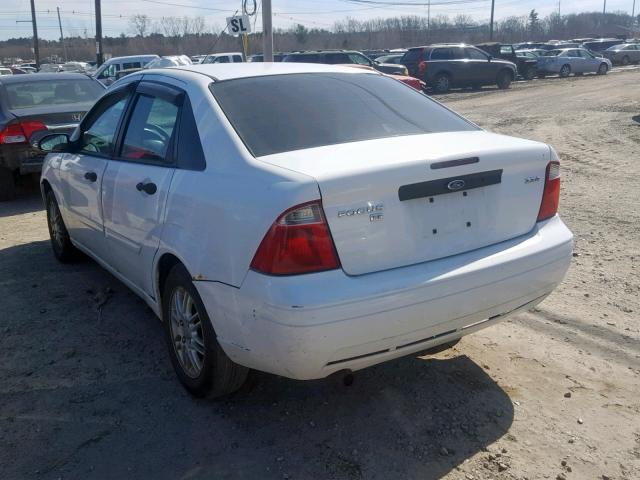 1FAFP34N85W117008 - 2005 FORD FOCUS ZX4 WHITE photo 3