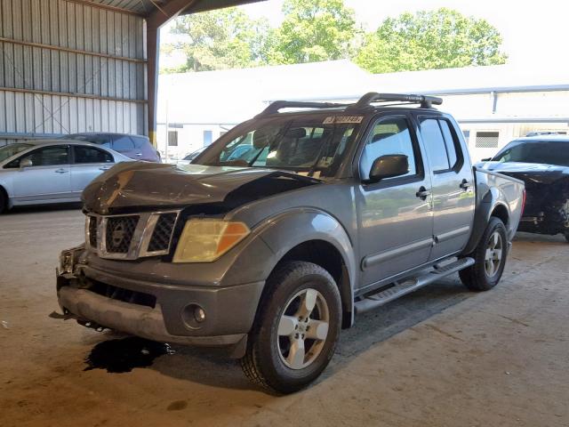 1N6AD07W75C428797 - 2005 NISSAN FRONTIER C GRAY photo 2