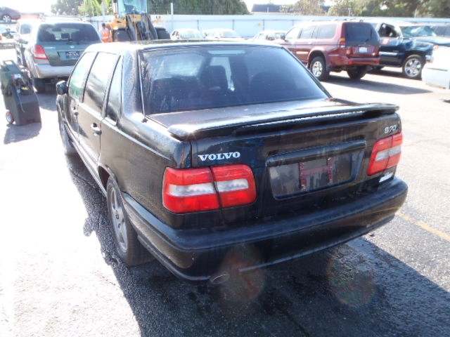 YV1LS5373W2518690 - 1998 VOLVO S70 T5 TUR BLACK photo 3