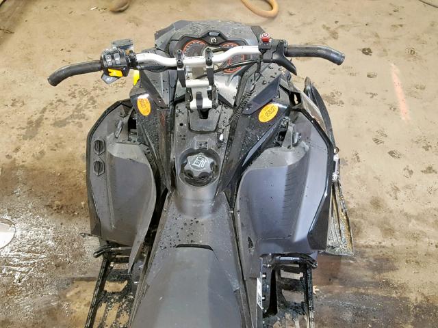 2BPSUMJE0JV000058 - 2018 SKI DOO RENEGADE BLACK photo 5