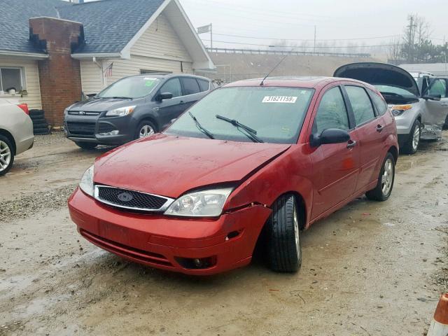 3FAFP37N25R132568 - 2005 FORD FOCUS ZX5 RED photo 2