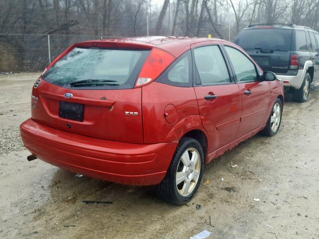 3FAFP37N25R132568 - 2005 FORD FOCUS ZX5 RED photo 4