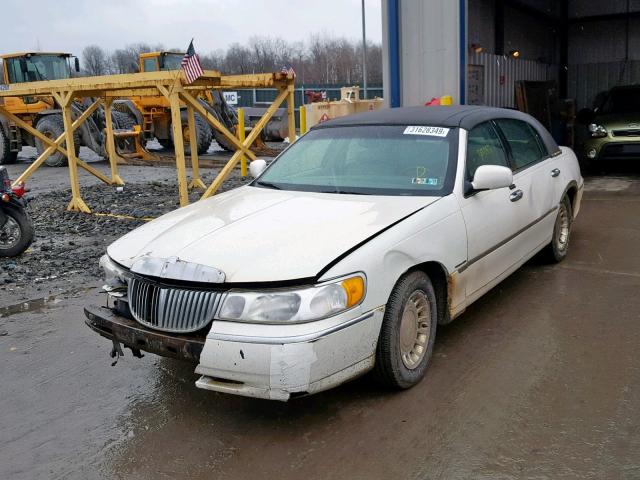 1LNHM81W21Y661262 - 2001 LINCOLN TOWN CAR E WHITE photo 2