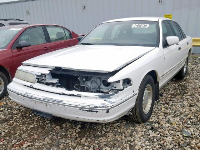 2FALP74W4TX171555 - 1996 FORD CROWN VICT WHITE photo 2