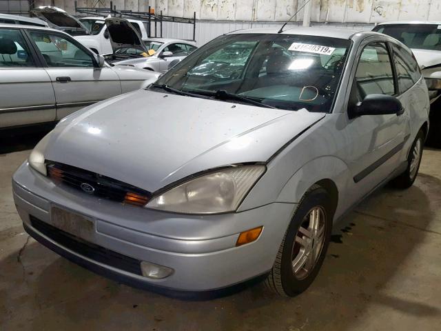 3FAFP3130YR187175 - 2000 FORD FOCUS ZX3 SILVER photo 2