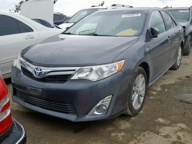 4T1BD1FKXDU094555 - 2013 TOYOTA CAMRY HYBR GRAY photo 2