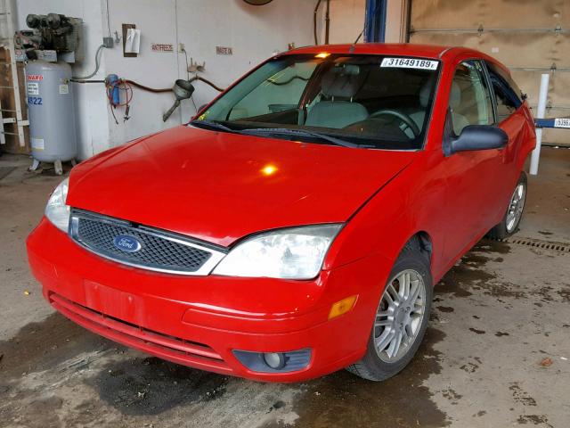 1FAHP31N96W185753 - 2006 FORD FOCUS ZX3 RED photo 2