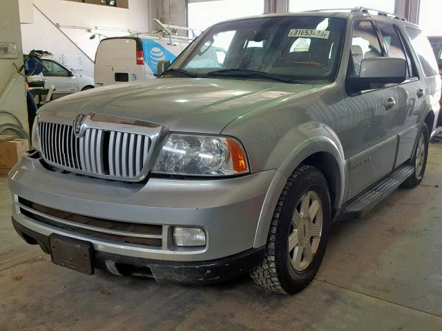 5LMFU28525LJ10668 - 2005 LINCOLN NAVIGATOR Gümüş foto 2