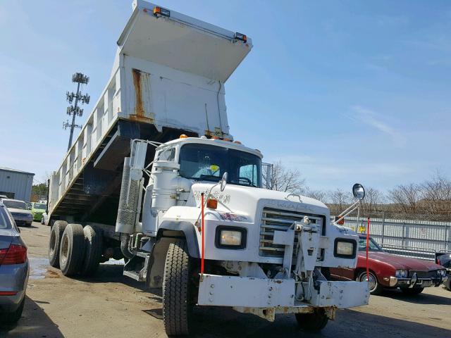 1M2P296C72M064753 - 2002 MACK 600 RD600 WHITE photo 1