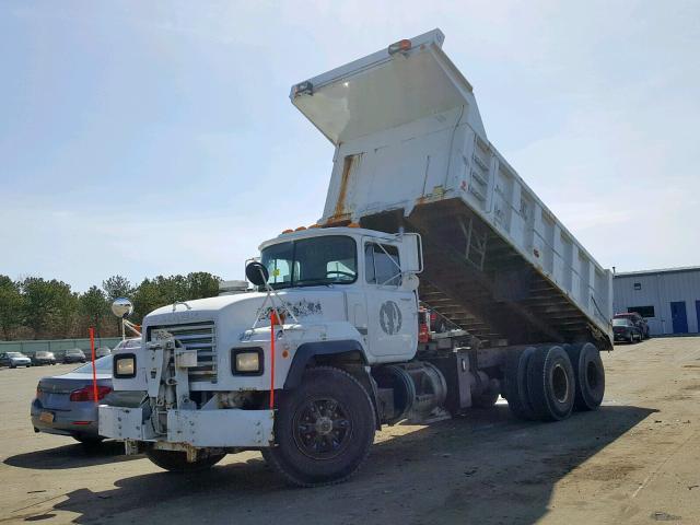 1M2P296C72M064753 - 2002 MACK 600 RD600 WHITE photo 2