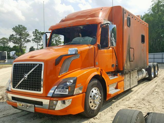 4V4NC9EJ8JN976815 - 2018 VOLVO 122 ORANGE photo 2