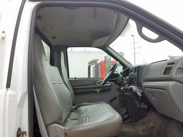 3FRNF6FA5AV275396 - 2010 FORD F650 SUPER WHITE photo 5