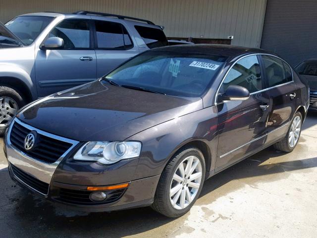 WVWJK7AN0AE136974 - 2010 VOLKSWAGEN PASSAT KOM BROWN photo 2