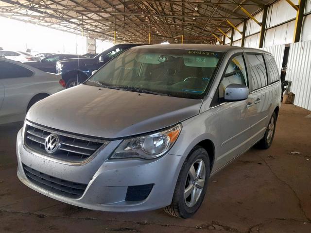 2V4RW3D16AR167129 - 2010 VOLKSWAGEN ROUTAN SE SILVER photo 2