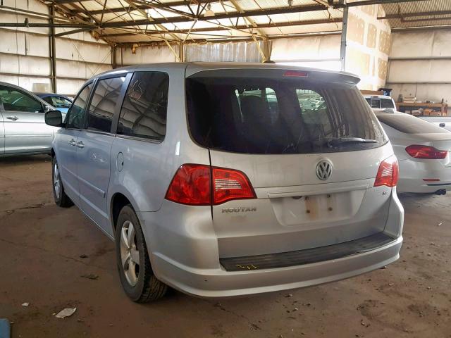 2V4RW3D16AR167129 - 2010 VOLKSWAGEN ROUTAN SE SILVER photo 3