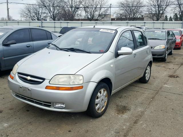 KL1TG62695B409484 - 2005 CHEVROLET AVEO LT SILVER photo 2