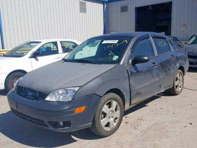 1FAHP34N37W287109 - 2007 FORD FOCUS ZX4 GRAY photo 2