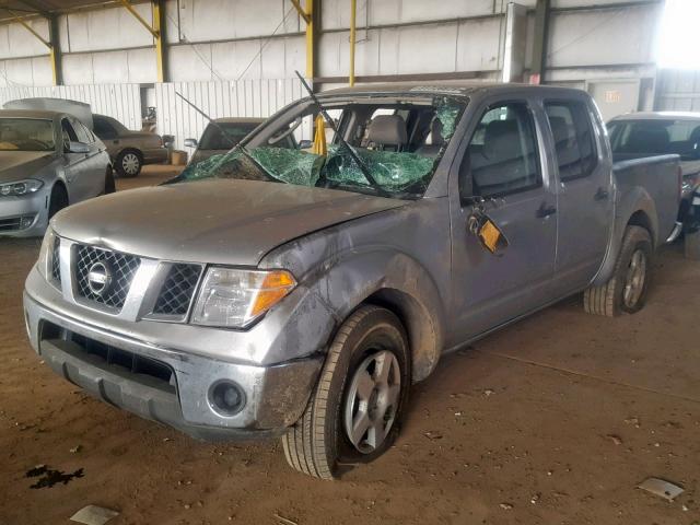 1N6AD07U26C405217 - 2006 NISSAN FRONTIER C SILVER photo 2