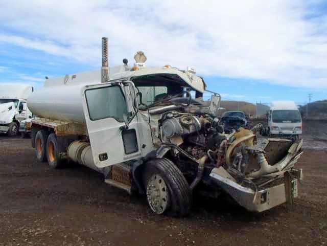 1M2AX16C58M002334 - 2008 MACK 800 GU800 WHITE photo 1