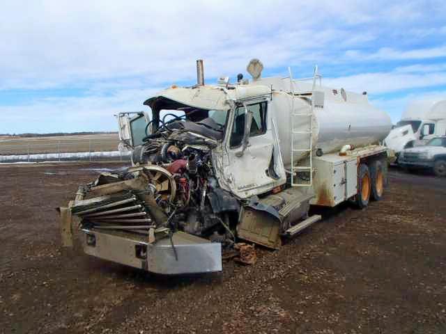 1M2AX16C58M002334 - 2008 MACK 800 GU800 WHITE photo 2