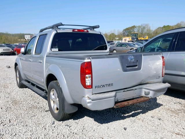 1N6AD07U56C405308 - 2006 NISSAN FRONTIER C SILVER photo 3