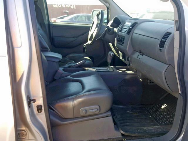 1N6AD07U56C405308 - 2006 NISSAN FRONTIER C SILVER photo 5