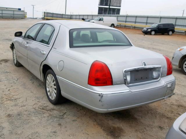 1LNHM81W03Y676698 - 2003 LINCOLN TOWN CAR E SILVER photo 3