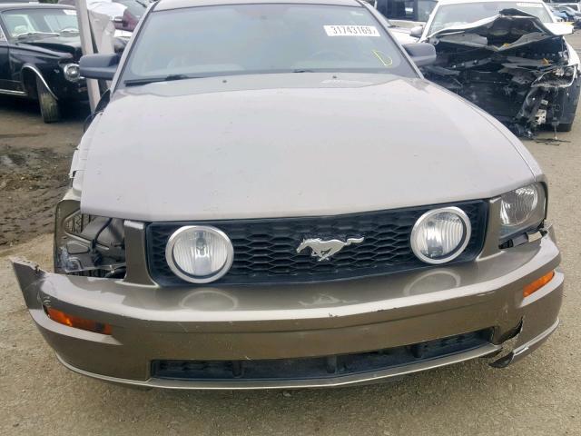 1ZVHT82H655251656 - 2005 FORD MUSTANG GT GOLD photo 9