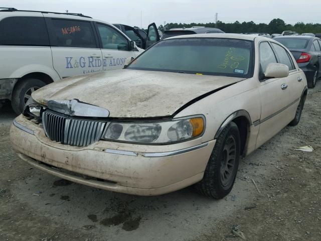 1LNFM83W2WY678560 - 1998 LINCOLN TOWN CAR C WHITE photo 2