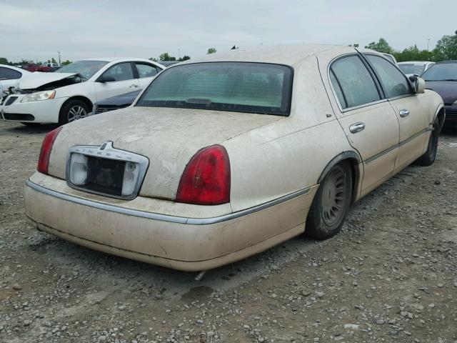 1LNFM83W2WY678560 - 1998 LINCOLN TOWN CAR C WHITE photo 4