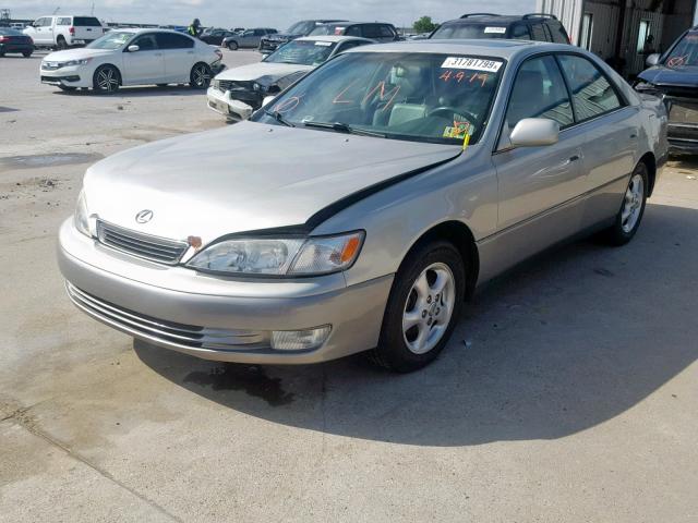 JT8BF28GXW5024725 - 1998 LEXUS ES 300 SILVER photo 2